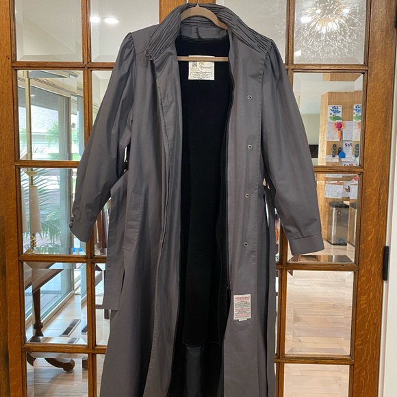 London Fog Maincoats Trench coat. Pewter Grey. 4 buttons on front. Tie waist. M - Picture 5 of 10